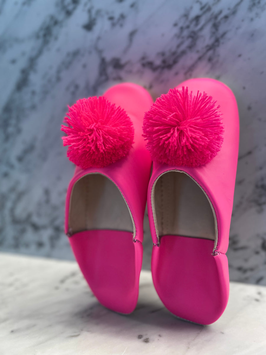 Babouches en cuir rose fluo pompons rose