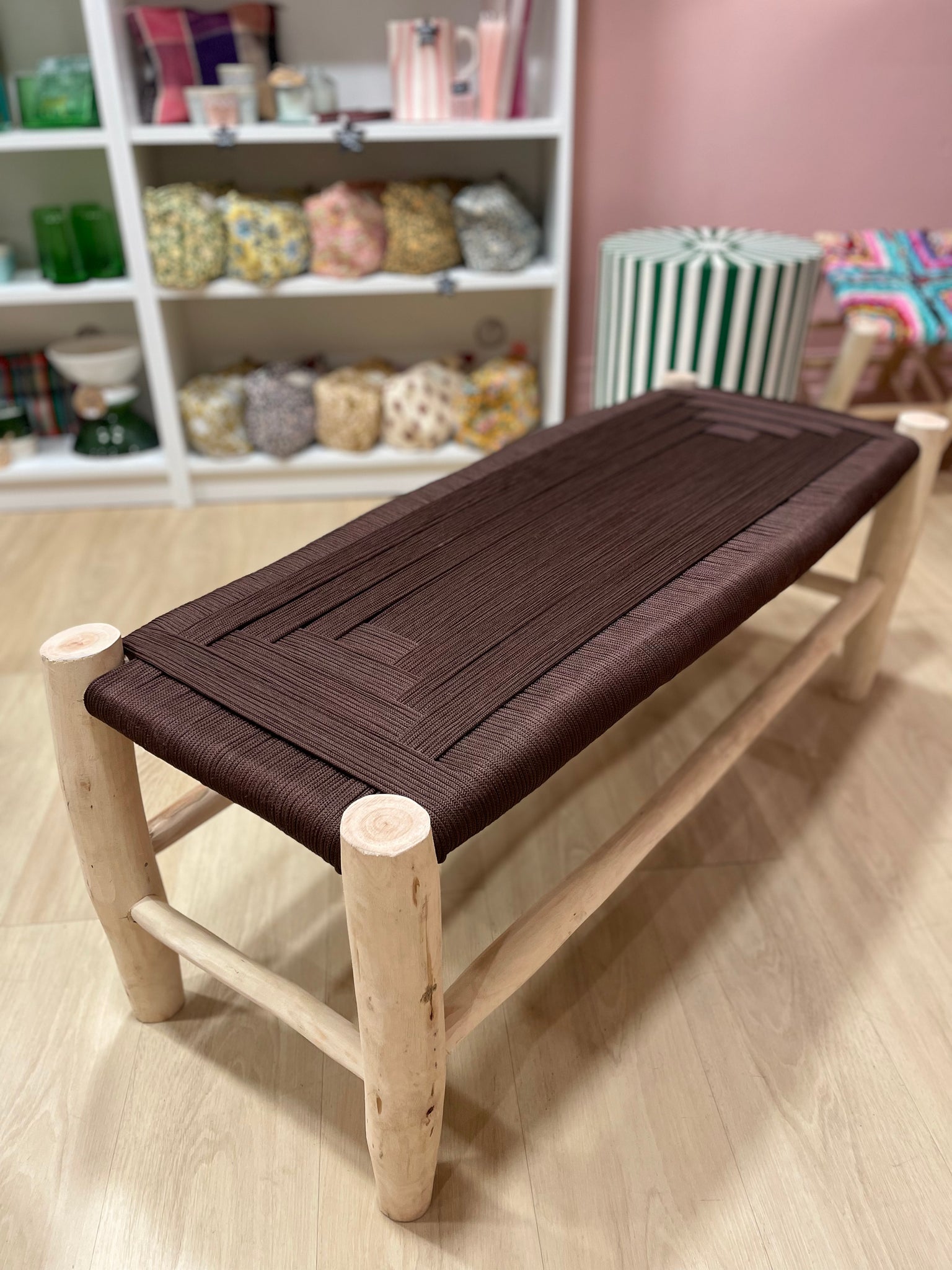 Banc en bois d’eucalyptus tressé en fil de sabra