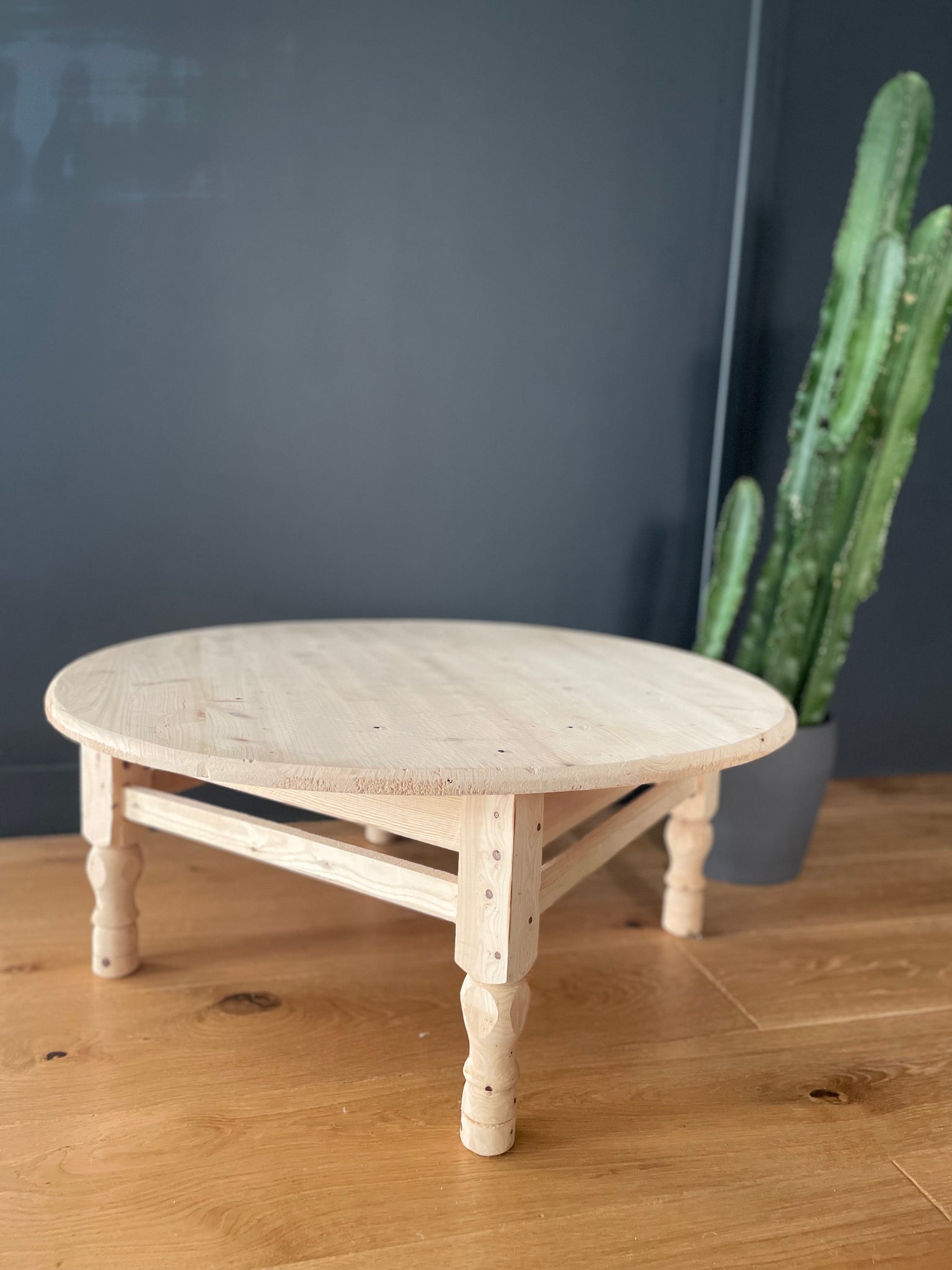 Table basse traditionnelle en bois brut naturel