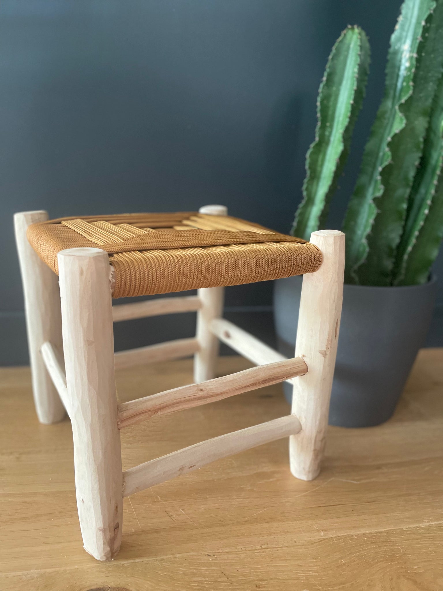 Tabouret en fils de Sabra