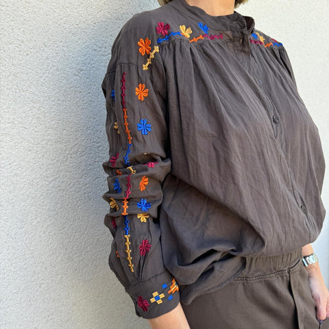 Chemise coton chocolat et broderies
