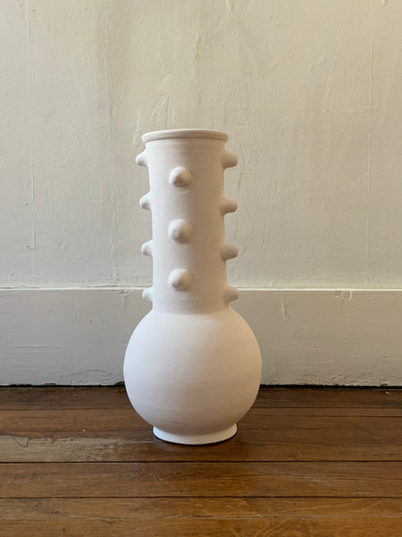 Vase artisanal blanc mat à picots hauteur 37cm