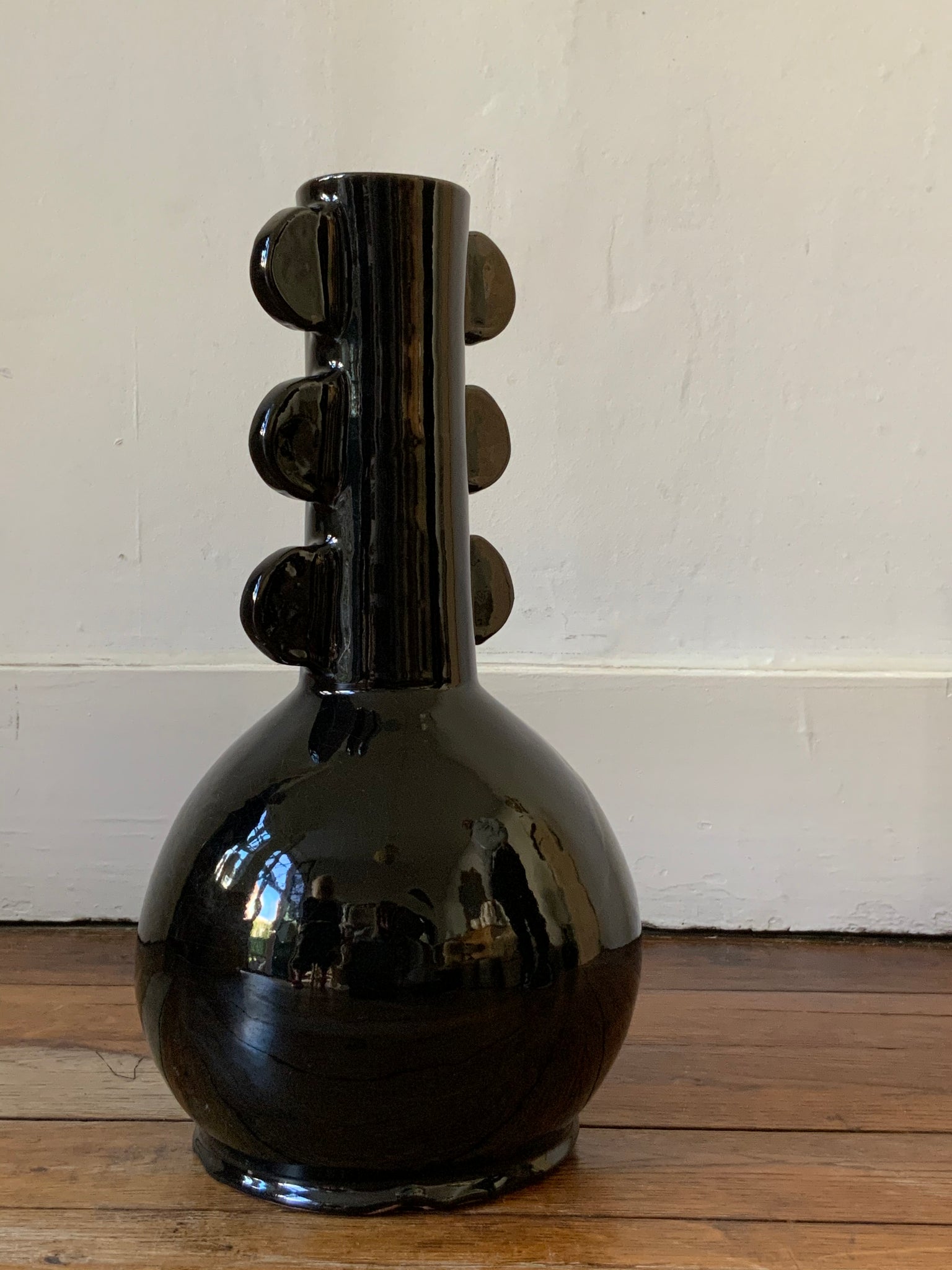 Vase haut artisanal laqué noir à oreilles hauteur 38cm