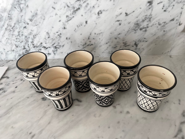 Tasses à café artisanales à motifs noirs et blancs