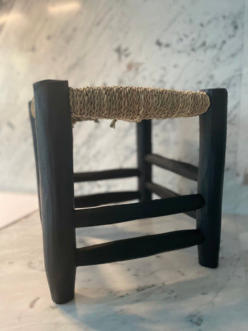 Tabouret SAM en raphia naturel et pieds peints