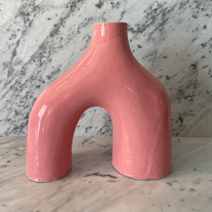 Vase rose à jambages vernis