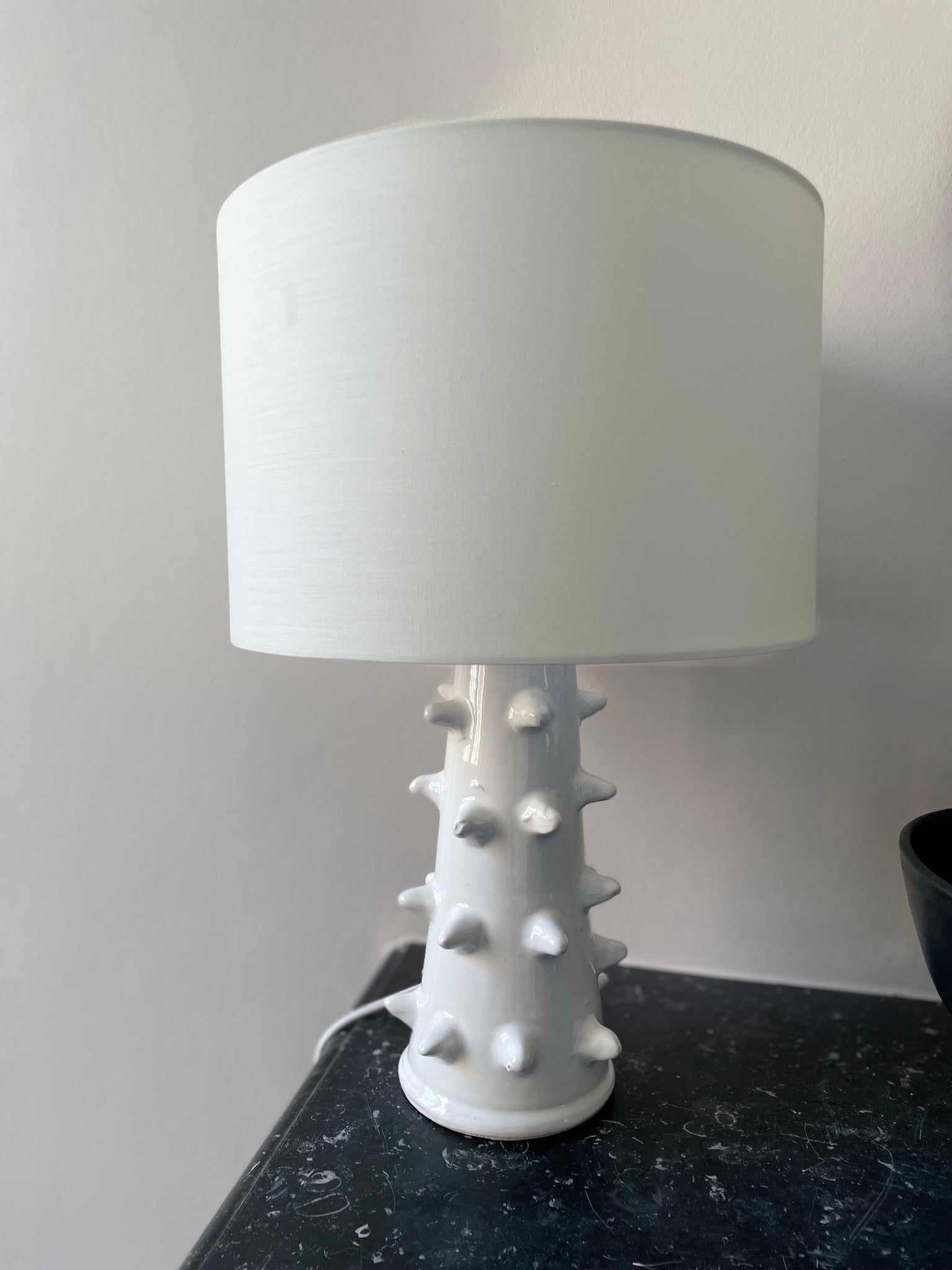 Lampe artisanale en céramique blanche